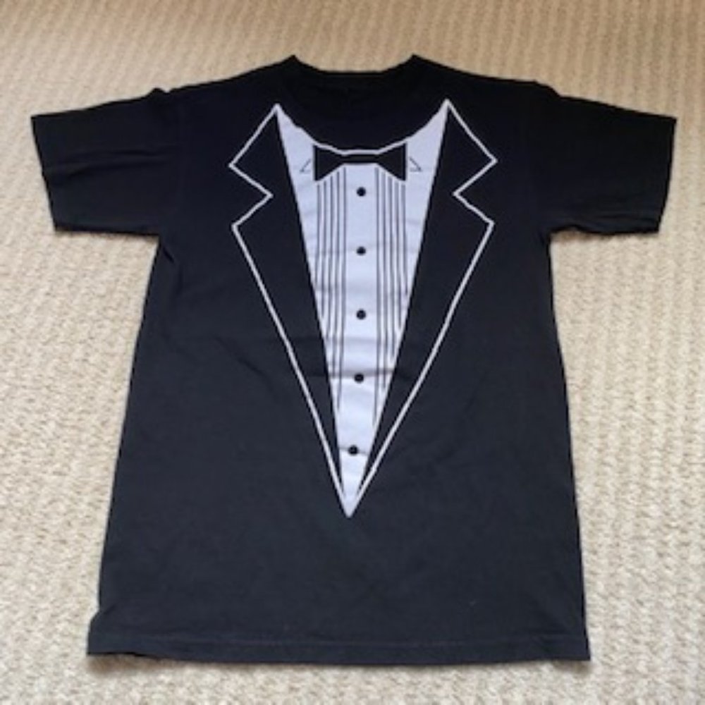 Need a Tuxedo! like new T-shirt Like new  H13